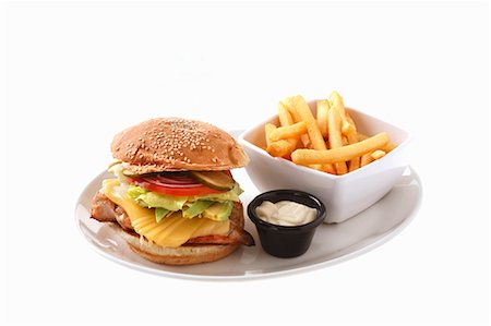 simsearch:659-01847805,k - Burger au poulet avec fromage, chips Photographie de stock - Premium Libres de Droits, Code: 659-03536084