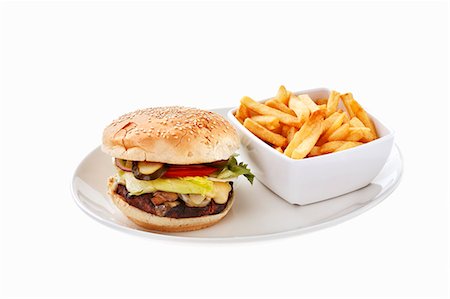 simsearch:659-07069745,k - Burger aux champignons et fromage, chips Photographie de stock - Premium Libres de Droits, Code: 659-03536088