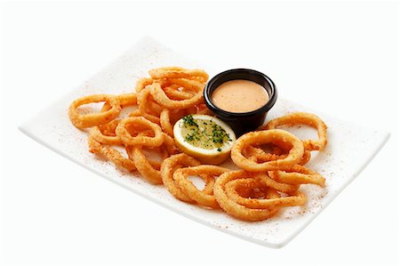 Deep-fried calamari with cocktail sauce Foto de stock - Sin royalties Premium, Código: 659-03536104