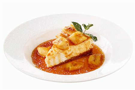 simsearch:659-01854693,k - Bananas Foster Cheesecake with caramel sauce Fotografie stock - Premium Royalty-Free, Codice: 659-03536105