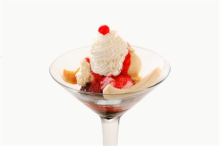 Banana split avec sauce aux fraises et crème fouettée Photographie de stock - Premium Libres de Droits, Code: 659-03536106