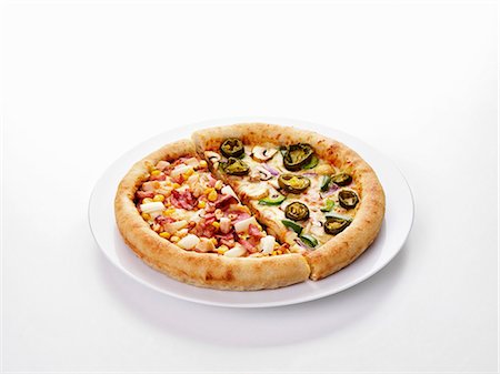 simsearch:659-06153061,k - Deux moitiés de pizza, avec jambon & maïs doux, & avec fromage & jalapeÒos Photographie de stock - Premium Libres de Droits, Code: 659-03536135