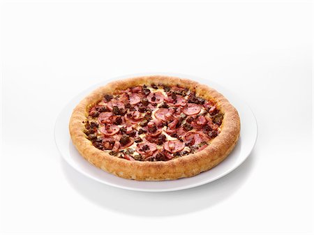 simsearch:659-06373795,k - Mince, salami and bacon pizza Foto de stock - Royalty Free Premium, Número: 659-03536139
