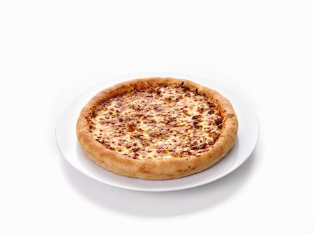 simsearch:659-03536742,k - Pizza bolognese Foto de stock - Sin royalties Premium, Código: 659-03536131