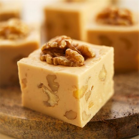 dulce de chocolate - Maple Walnut Fudge on Marble Cutting Board Foto de stock - Sin royalties Premium, Código: 659-03536197