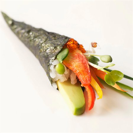 simsearch:659-01843268,k - Cône de sushi avec homard, avocat et saumon Roe Photographie de stock - Premium Libres de Droits, Code: 659-03536205