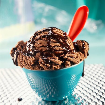 simsearch:659-03536106,k - Bowl of Single Scoop Chocolate Ice Cream with Chocolate Sauce; Spoon Foto de stock - Sin royalties Premium, Código: 659-03536203