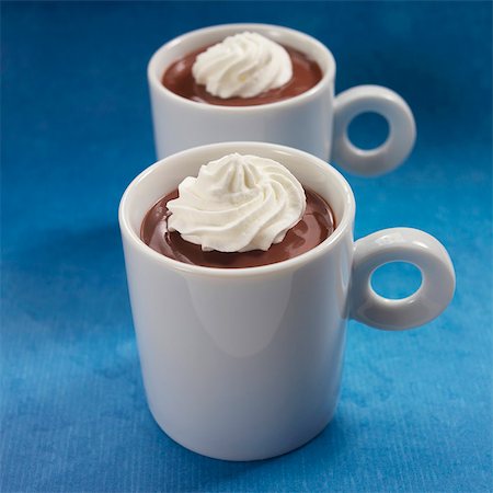 Deux tasses de chocolat au lait avec la crème fouettée Photographie de stock - Premium Libres de Droits, Code: 659-03536214