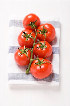 simsearch:659-01848974,k - Tomatoes on the vine Foto de stock - Royalty Free Premium, Número: 659-03536259