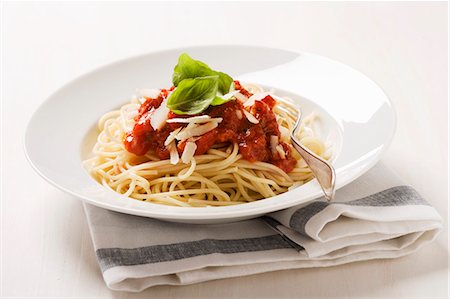parmesano - Spaghetti with tomato sauce and Parmesan Foto de stock - Sin royalties Premium, Código: 659-03536279