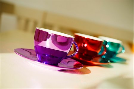 simsearch:659-06153779,k - Trois brillants tasses et soucoupes Photographie de stock - Premium Libres de Droits, Code: 659-03536290