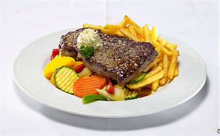 steak and fries - Rumsteck avec frites et légumes d'été Photographie de stock - Premium Libres de Droits, Code: 659-03536352