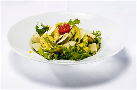 penne - Penne with pesto, rocket and Parmesan Foto de stock - Sin royalties Premium, Código: 659-03536353