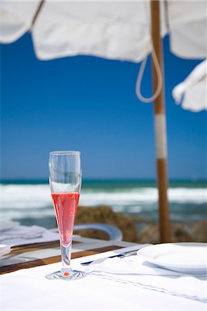 Sangria in sparkling wine glass on table on beach Foto de stock - Sin royalties Premium, Código: 659-03536385