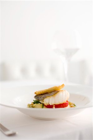 simsearch:659-06186651,k - Fried cod fillet on vegetables Fotografie stock - Premium Royalty-Free, Codice: 659-03536380