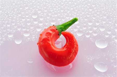 Red chilli on wet surface Foto de stock - Sin royalties Premium, Código: 659-03536417