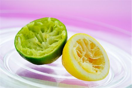 Squeezed lime and lemon Foto de stock - Sin royalties Premium, Código: 659-03536422