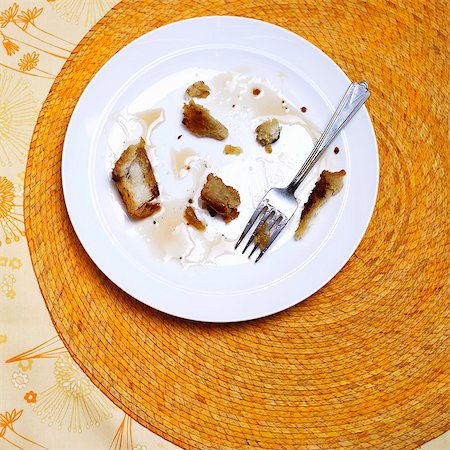 Remains of French Toast on a Plate; Fork Foto de stock - Sin royalties Premium, Código: 659-03536437