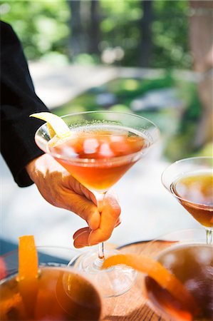 sommerparty - Hands Holding Cocktails; Outdoors Foto de stock - Sin royalties Premium, Código: 659-03536452