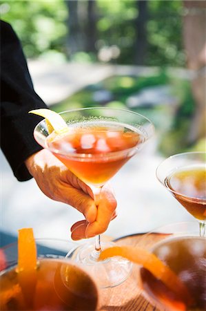 Hands Holding Cocktails; Outdoors Foto de stock - Sin royalties Premium, Código: 659-03536452