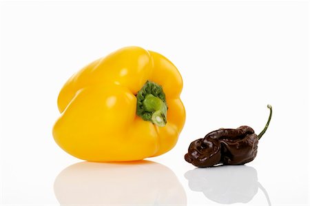 simsearch:659-06154338,k - Yellow pepper and Scotch Bonnet chilli Foto de stock - Sin royalties Premium, Código: 659-03536484