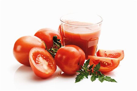 simsearch:659-07958400,k - Un verre de jus de tomate avec des tomates Roma Photographie de stock - Premium Libres de Droits, Code: 659-03536512
