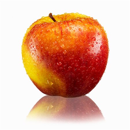 simsearch:659-01861533,k - Red and yellow apple with drops of water and reflection Stock Photo - Premium Royalty-Free, Code: 659-03536597