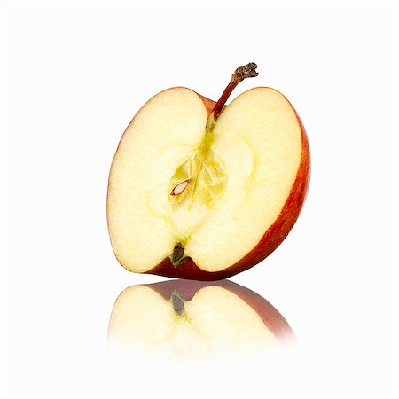 simsearch:659-06495620,k - La moitié d'une pomme rouge avec la réflexion Photographie de stock - Premium Libres de Droits, Code: 659-03536598