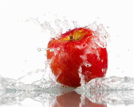 simsearch:659-06184048,k - Pomme rouge avec les projections d'eau Photographie de stock - Premium Libres de Droits, Code: 659-03536607