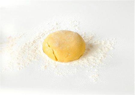 simsearch:659-07027825,k - Shortcrust pastry dough on floured surface Foto de stock - Sin royalties Premium, Código: 659-03536622