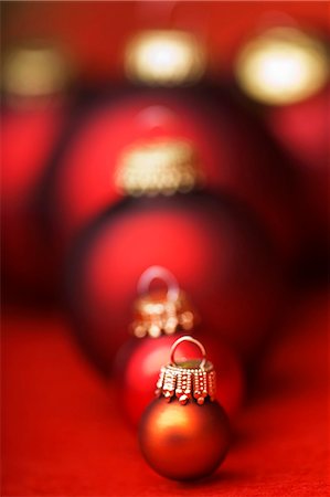 simsearch:659-03524584,k - Boules de Noël assortis dans les tons de rouge Photographie de stock - Premium Libres de Droits, Code: 659-03536636