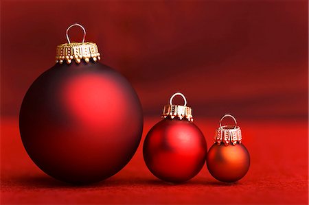 Three Christmas baubles in shades of red Stock Photo - Premium Royalty-Free, Code: 659-03536637