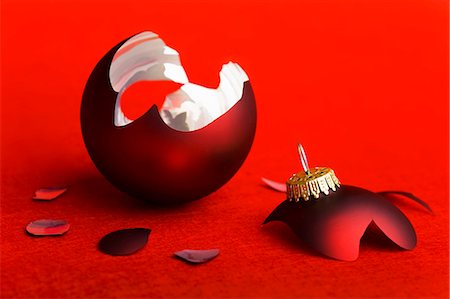 Boule de Noël rouge cassé Photographie de stock - Premium Libres de Droits, Code: 659-03536644