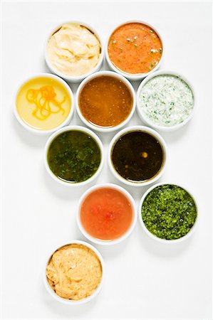Assorted salad dressings in small dishes from above Fotografie stock - Premium Royalty-Free, Codice: 659-03536662