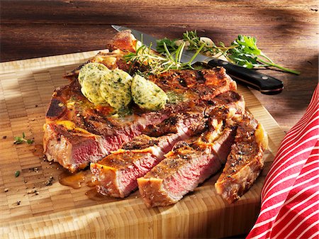 porterhouse steak - Grilled Porterhouse steak with herb butter Foto de stock - Sin royalties Premium, Código: 659-03536691