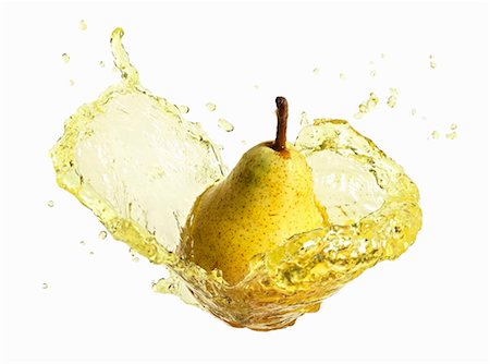 fruit splash - Poire avec éclaboussures de jus de poire Photographie de stock - Premium Libres de Droits, Code: 659-03536725