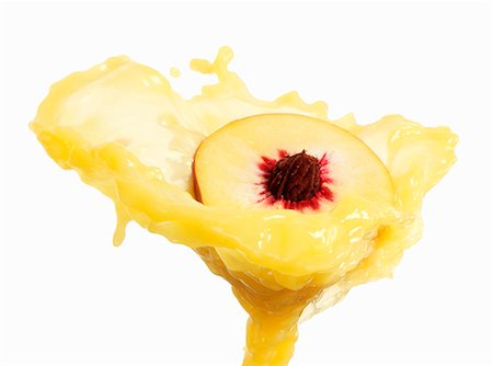 pêche (fruit) - La moitié d'une pêche avec éclaboussures de jus de pêche Photographie de stock - Premium Libres de Droits, Code: 659-03536749