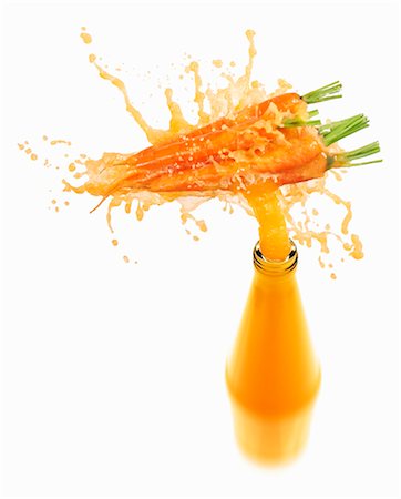 simsearch:659-06373014,k - Carrot juice splashing out of bottle Foto de stock - Sin royalties Premium, Código: 659-03536742