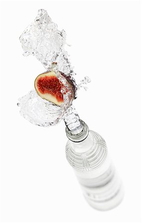 simsearch:659-06902564,k - Vodka splash with half a fig Foto de stock - Sin royalties Premium, Código: 659-03536762