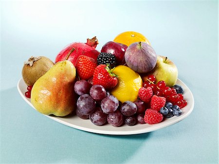 simsearch:659-03536778,k - Fruit still life on oval plate Stock Photo - Premium Royalty-Free, Code: 659-03536779