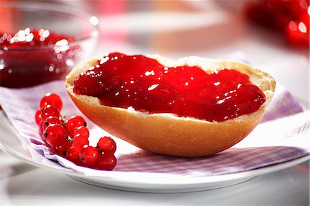 simsearch:659-03530529,k - Johannisbeer-Himbeer-Marmelade auf Brötchen Stockbilder - Premium RF Lizenzfrei, Bildnummer: 659-03536796