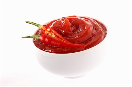 sauce spaghetti - Trempette de piment avec piment frais Photographie de stock - Premium Libres de Droits, Code: 659-03536825