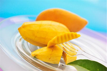 simsearch:659-06184126,k - Yellow Thai mangos, peeled and unpeeled Stock Photo - Premium Royalty-Free, Code: 659-03536862