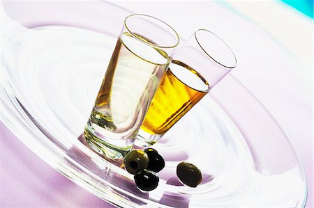 simsearch:659-06154910,k - Two different olive oils in glasses Fotografie stock - Premium Royalty-Free, Codice: 659-03536880