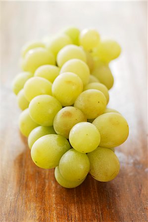 simsearch:659-06183981,k - Green grapes on wooden table Foto de stock - Royalty Free Premium, Número: 659-03536899