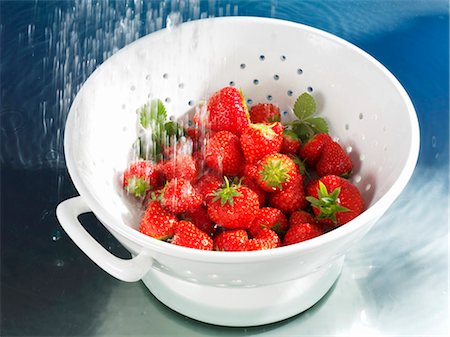 simsearch:659-03524635,k - Washing strawberries in colander Foto de stock - Royalty Free Premium, Número: 659-03536905