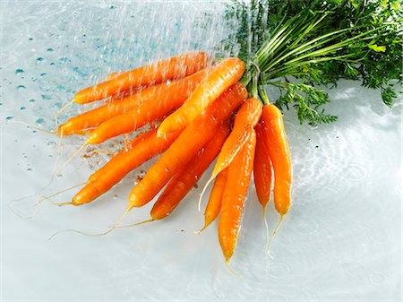 Bunch of carrots with water Stock Photo - Premium Royalty-Free, Code: 659-03536909