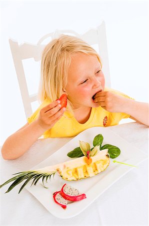 simsearch:659-01866601,k - Girl eating fruit from plate Foto de stock - Royalty Free Premium, Número: 659-03536923