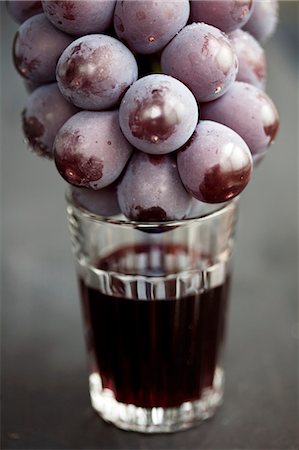 simsearch:659-06183981,k - Glass of red wine and red grapes Foto de stock - Royalty Free Premium, Número: 659-03536954