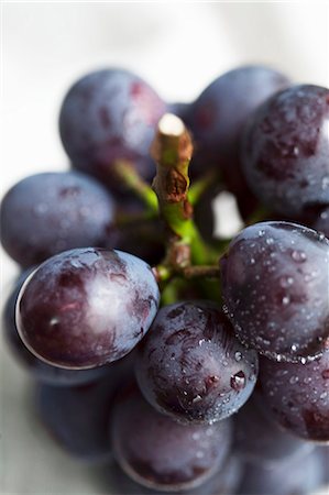 simsearch:659-06183981,k - Red grapes with drops of water (close-up) Foto de stock - Royalty Free Premium, Número: 659-03536955